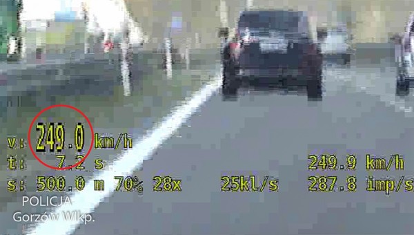 Kierowca Mercedesa gnał 249 km/godz. Chwilę później był "zaskoczony mocą radiowozu" [WIDEO]