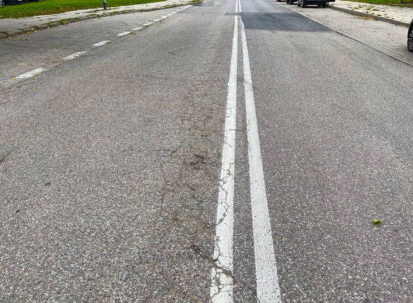 Czy wiesz, co oznaczają te linie na drodze? Każda o czymś informuje