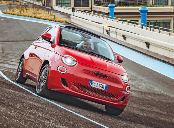 Nowy Fiat 500 na torze testowym w ogrodzie na dachu dawnej fabryki