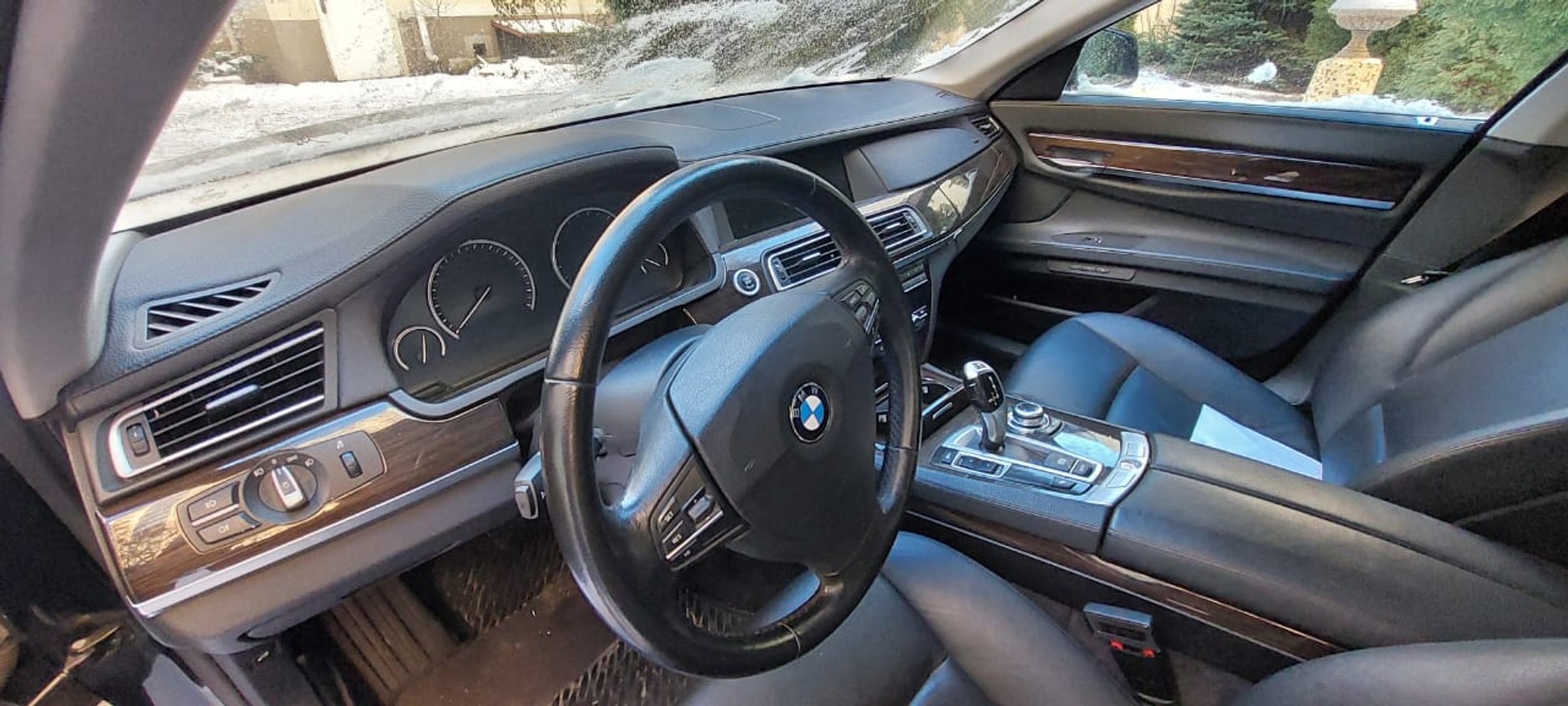 BMW 740i sprzedawane przez polską ambasadę w Kijowie