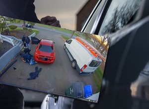 Chcieli mu ukraść auto sprzed domu. Bił się z czterema złodziejami [WIDEO]