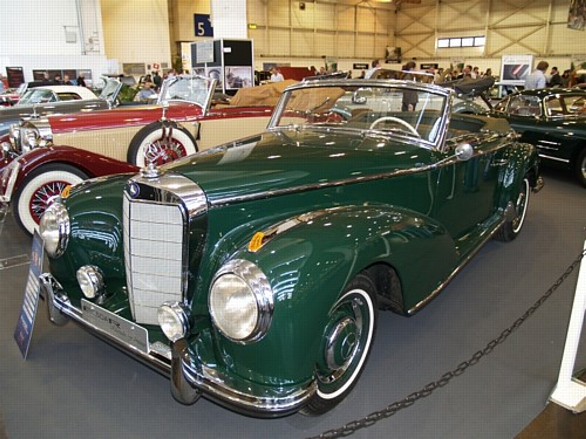 Technoclassica Essen 2009: Zabytkowe auta na salonie.