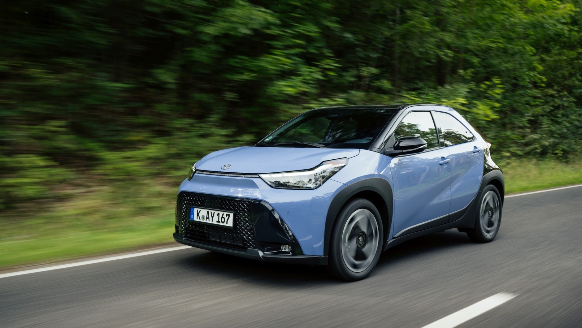 Hybrydową Toyotą Aygo X można bez obaw wyruszyć w trasę