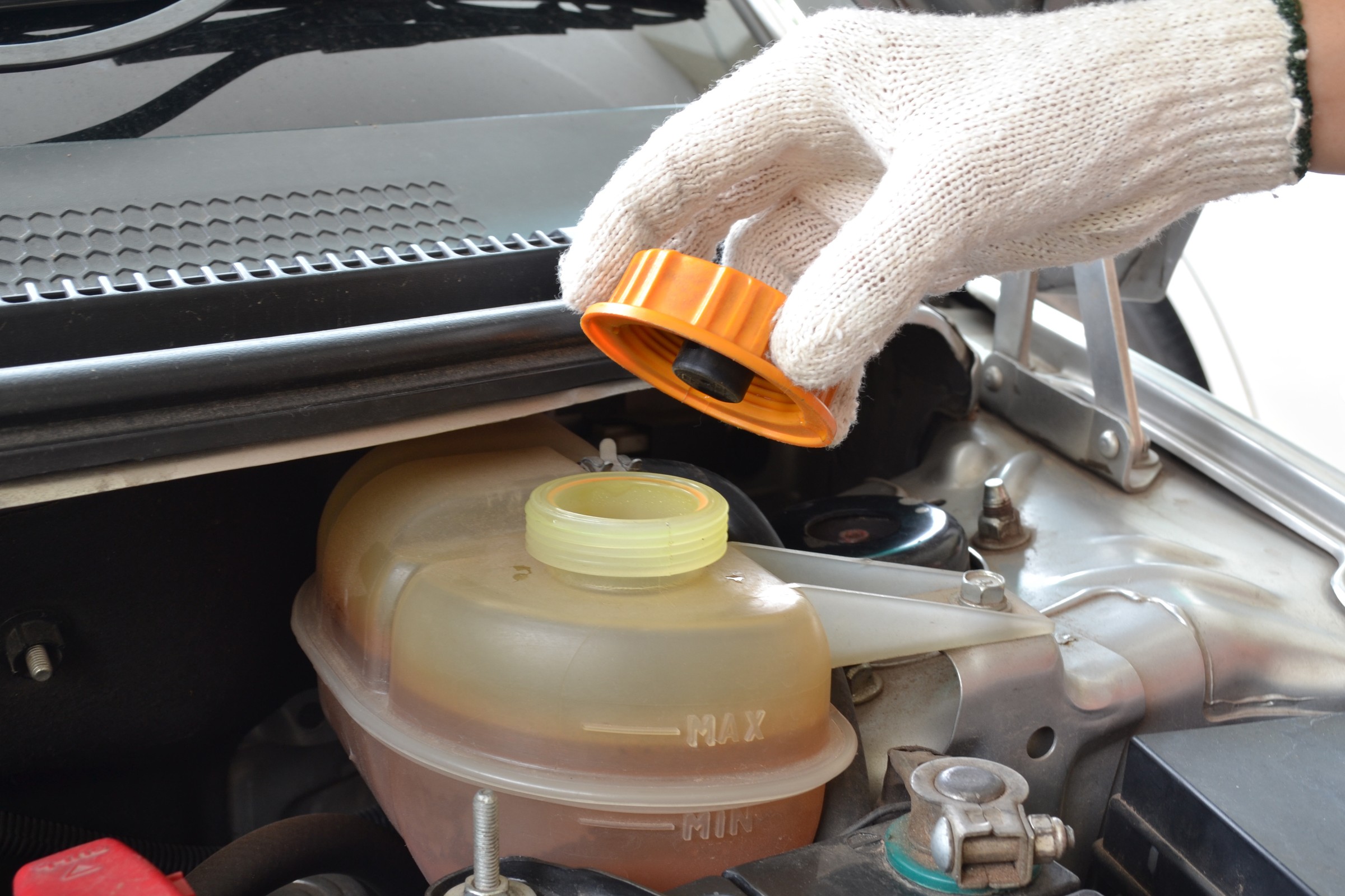 Ten płyn po cichu niszczy silnik. Kto o nim zapomina, ten pójdzie w koszty