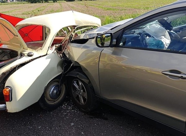 Hyundai uderzył w zabytkową Syrenę 105. Dwie osoby nie żyją, cztery trafiły do szpitala