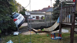 Wjechał autem do piaskownicy. Miał prawie cztery promile