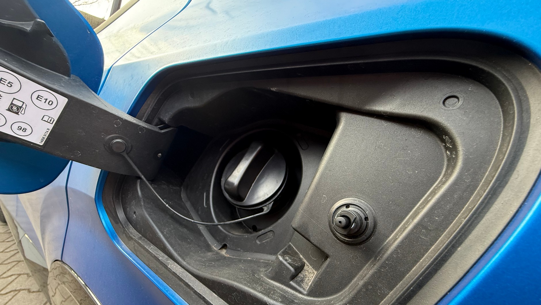 Napęd hybrydowy to w istocie napęd spalinowy – trzeba tankować benzynę, choć w przypadku hybrydy Plug-in część dystansu można pokonać na prądzie