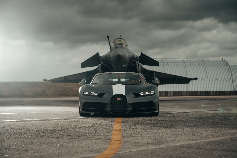 Bugatti Chiron Sport kontra myśliwiec Dassault Rafale Marine