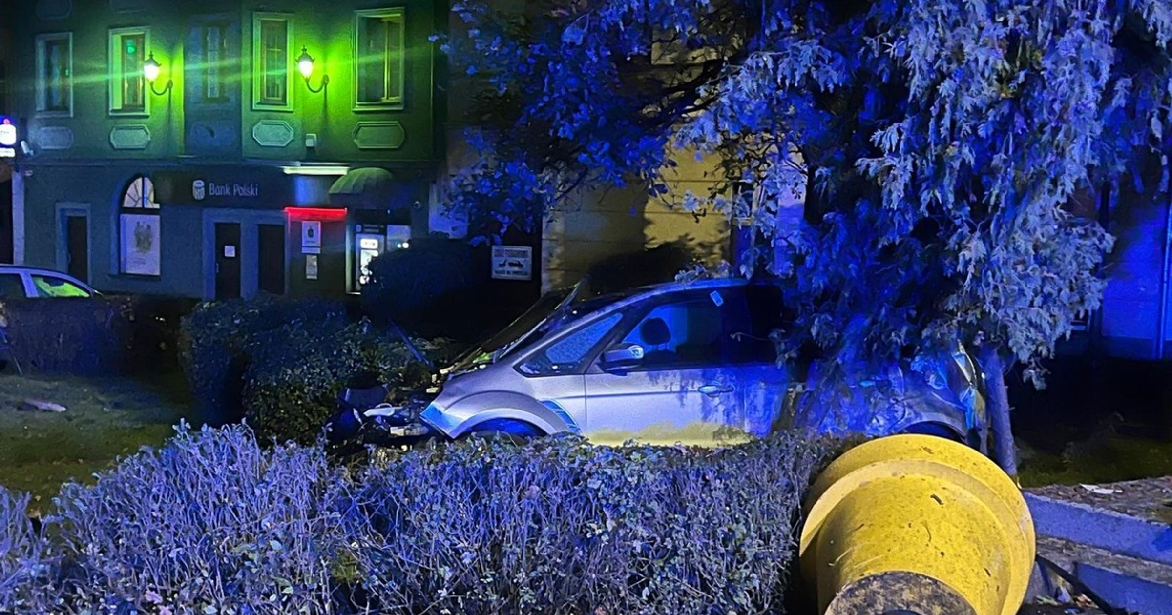 Kierowca forda uderzył w obelisk na placu. Policjanci musieli wezwać strażaków i karetkę
