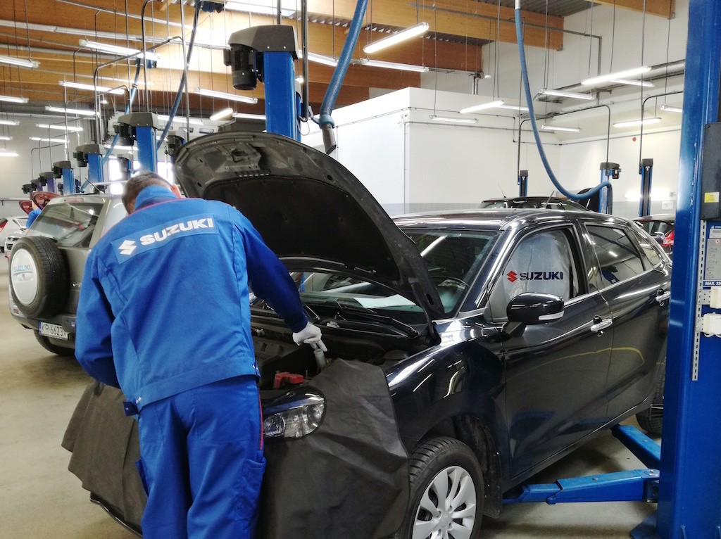 Serwis i sprzadaż części to też źródło przychodów dla koncernów motoryzacyjnych.