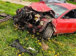 Przeleciał Audi z impetem przez dwie posesje. Zadziwiający wypadek [WIDEO]