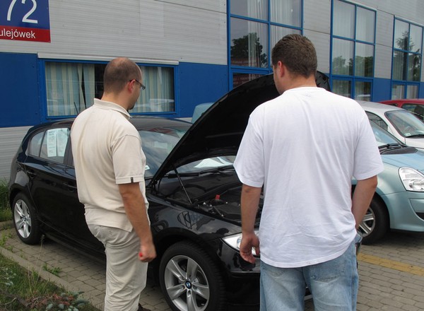 Szukamy auta z ogłoszenia. Czy trudno znaleźć dobre BMW?