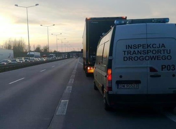 Przegapił zjazd - przez 2 km cofał TIR-em na autostradzie