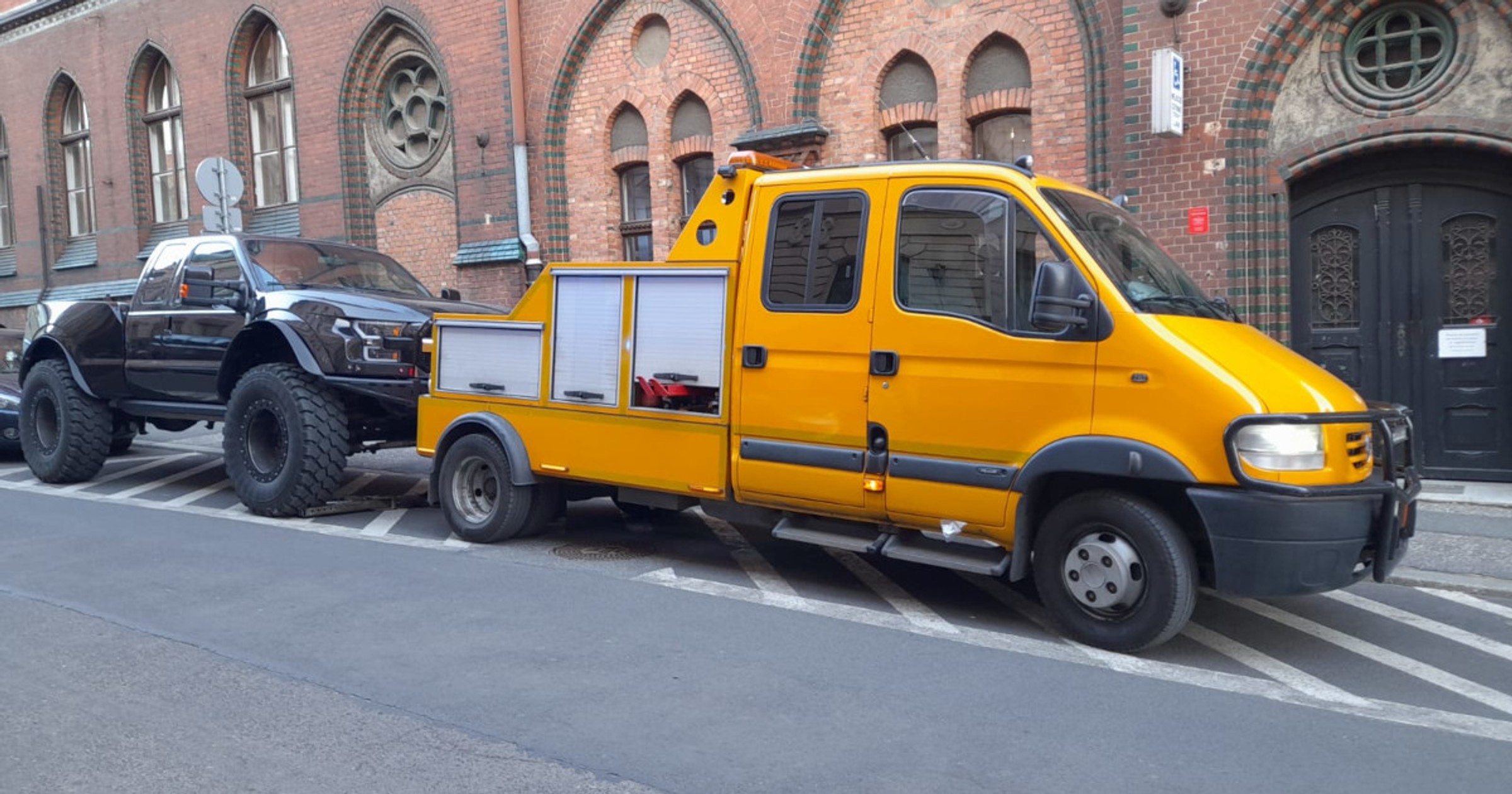 Trzy godziny straż miejska odholowywała pickupa. Lawety okazały się za wąskie 