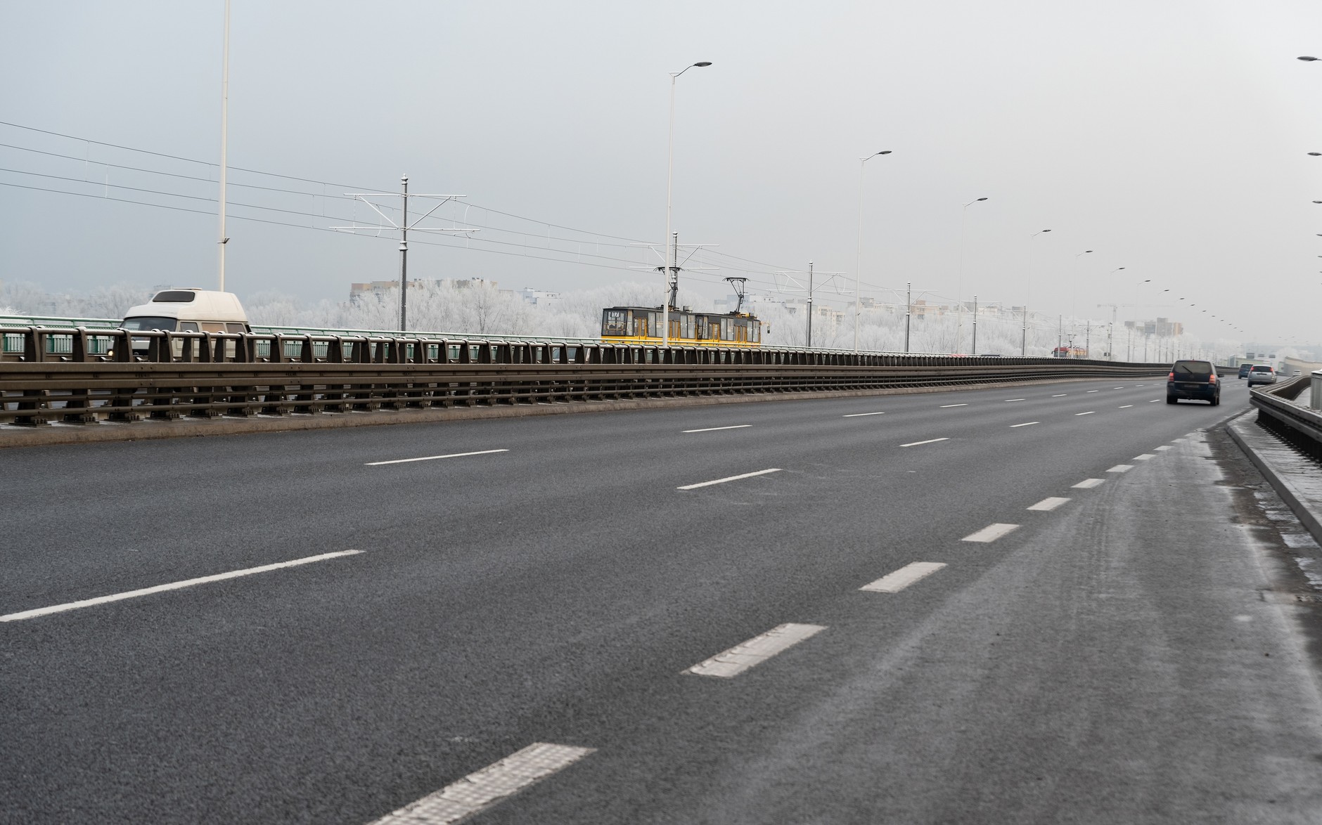 Znak P-7a to linia przerywana krawędziowa. Jeśli jest, można spodziewać się końca pasa