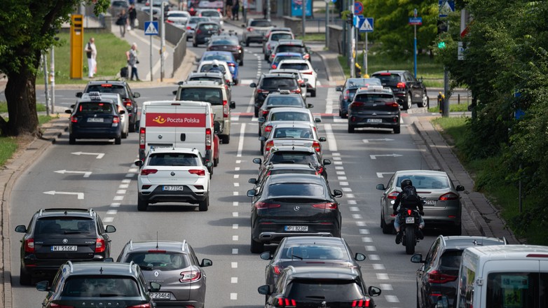 Pył drogowy, będący mieszanką cząsteczek pochodzących z różnych źródeł, w tym spalania paliw czy zużycia części samochodowych, jest jednym z głównych nośników WWA, które mają potwierdzone działanie rakotwórcze