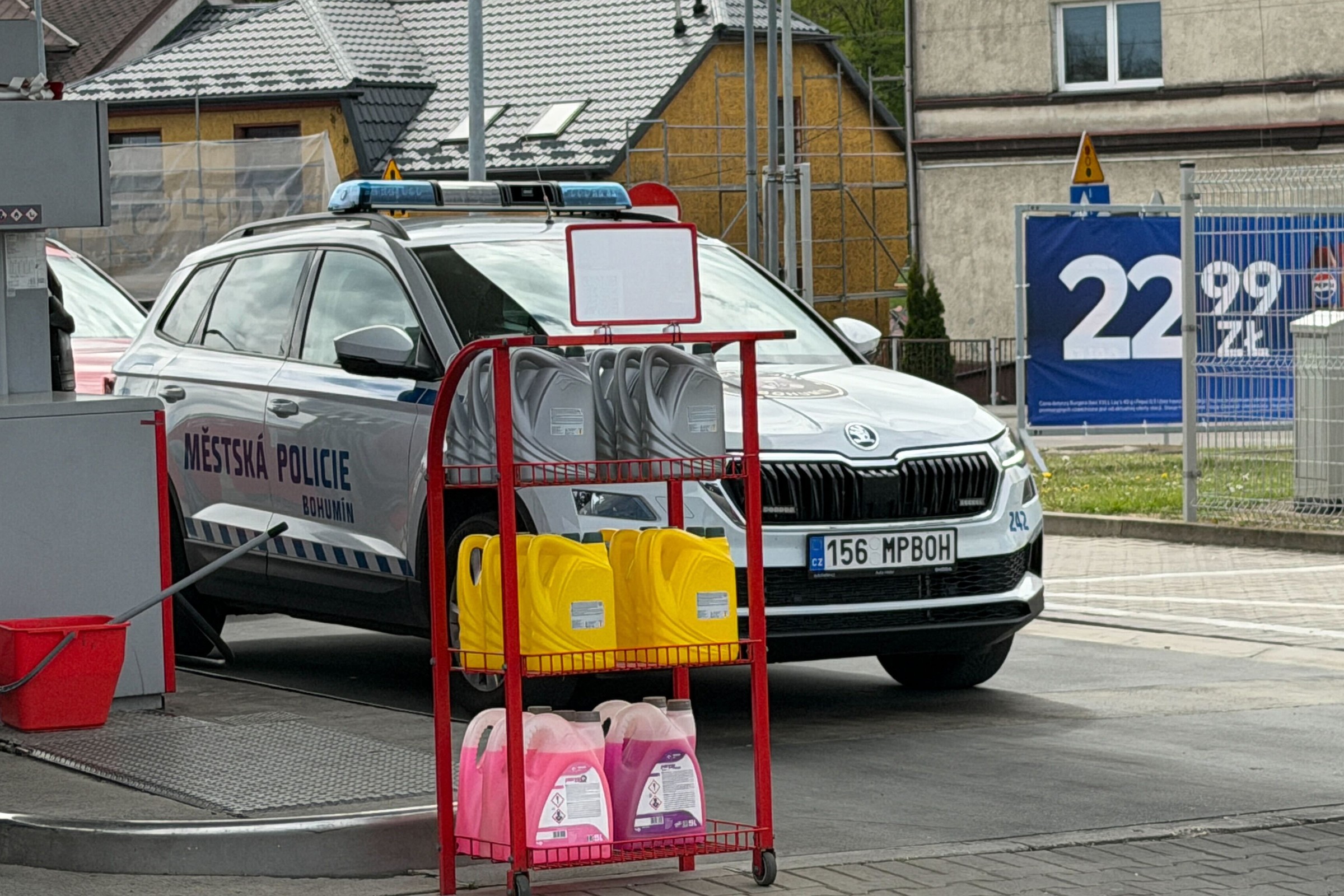 Czeskie służby tankują radiowóz na Orlenie. Różnica w cenie jest wyraźna