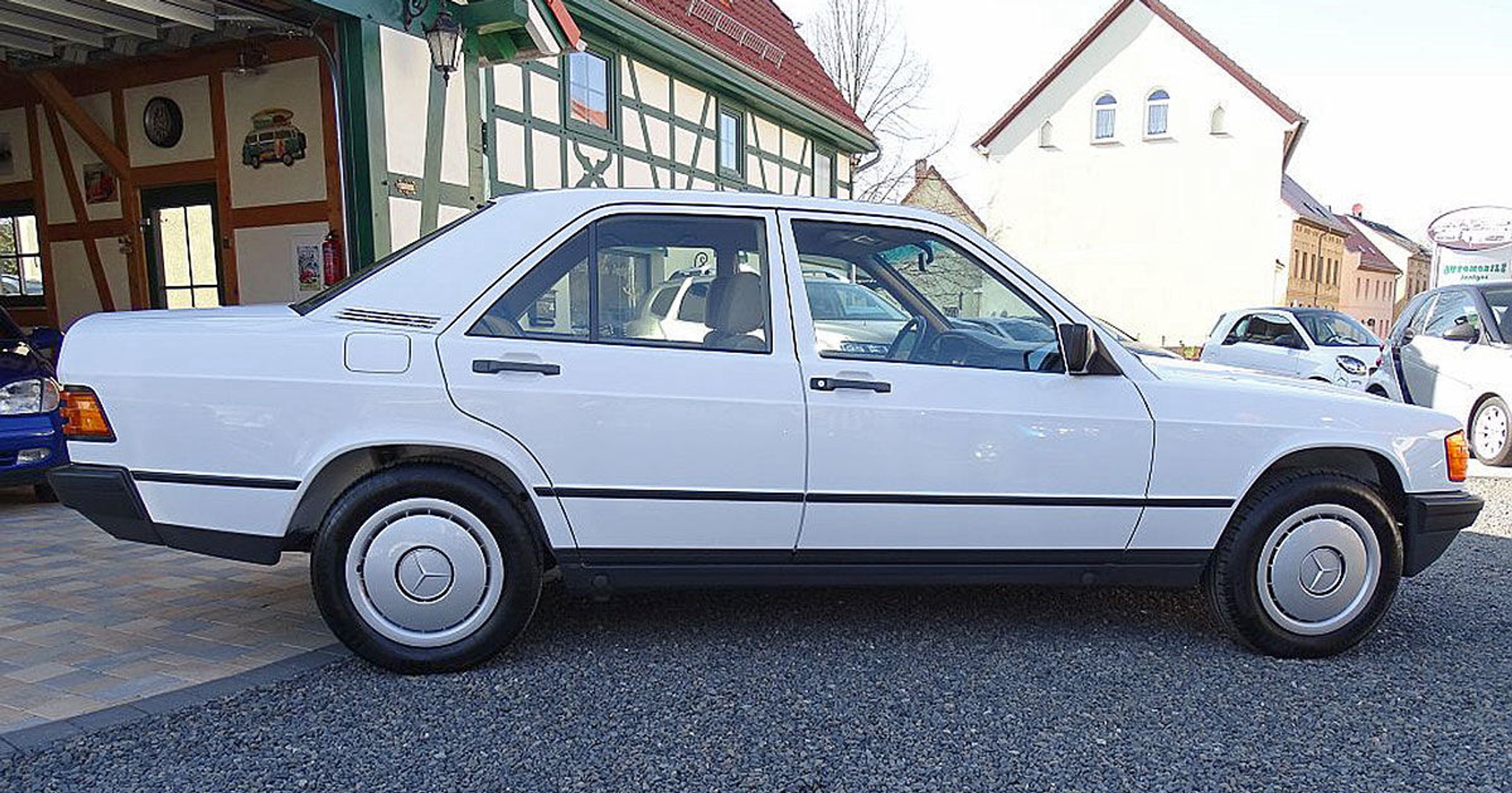 Mercedes 190 2.0 z przebiegiem 8600 km (26 950 euro).