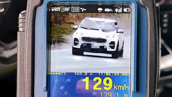 Na urządzeniu pomiarowym wyświetlił się wynik 129 km na godz.