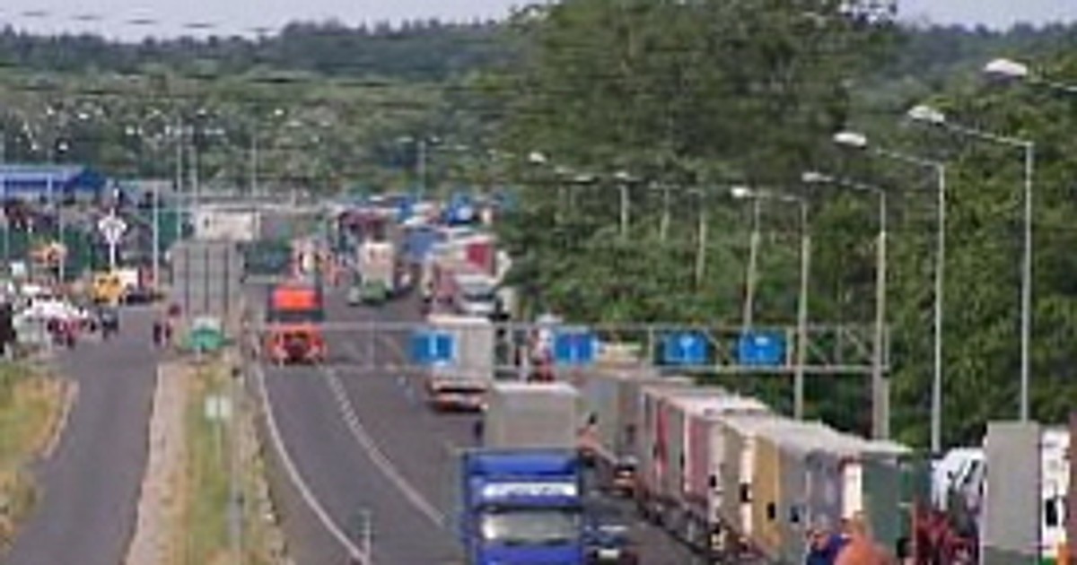 Kilkaset TIR-ów oczekuje w Dorohusku na przekroczenie granicy, zmarł kierowca