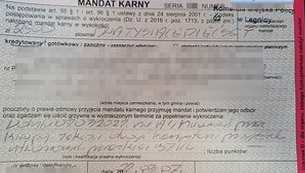 Ratownicy pędzili do wypadku. Jeden kierowca nie stworzył "korytarza życia" i słono za to zapłacił
