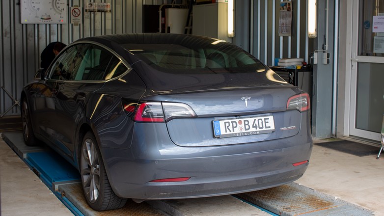 Wizyta Teslą na niemieckiej stacji diagnostycznej to stresujące doświadczenie – ryzyko wpadki jest duże.