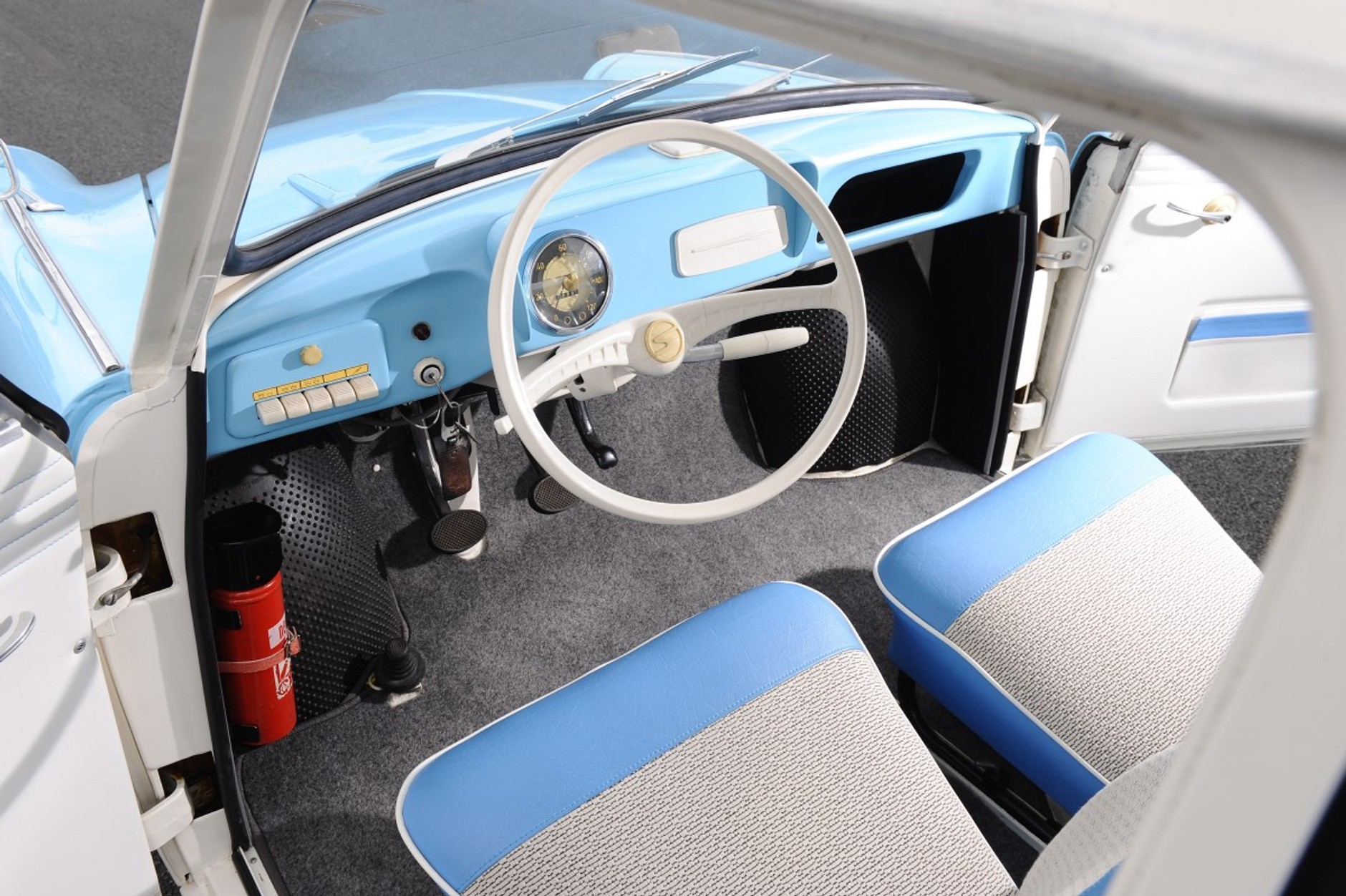 Wnętrze Trabanta P50. Model 601 długo miał podobną deskę rozdzielczą.