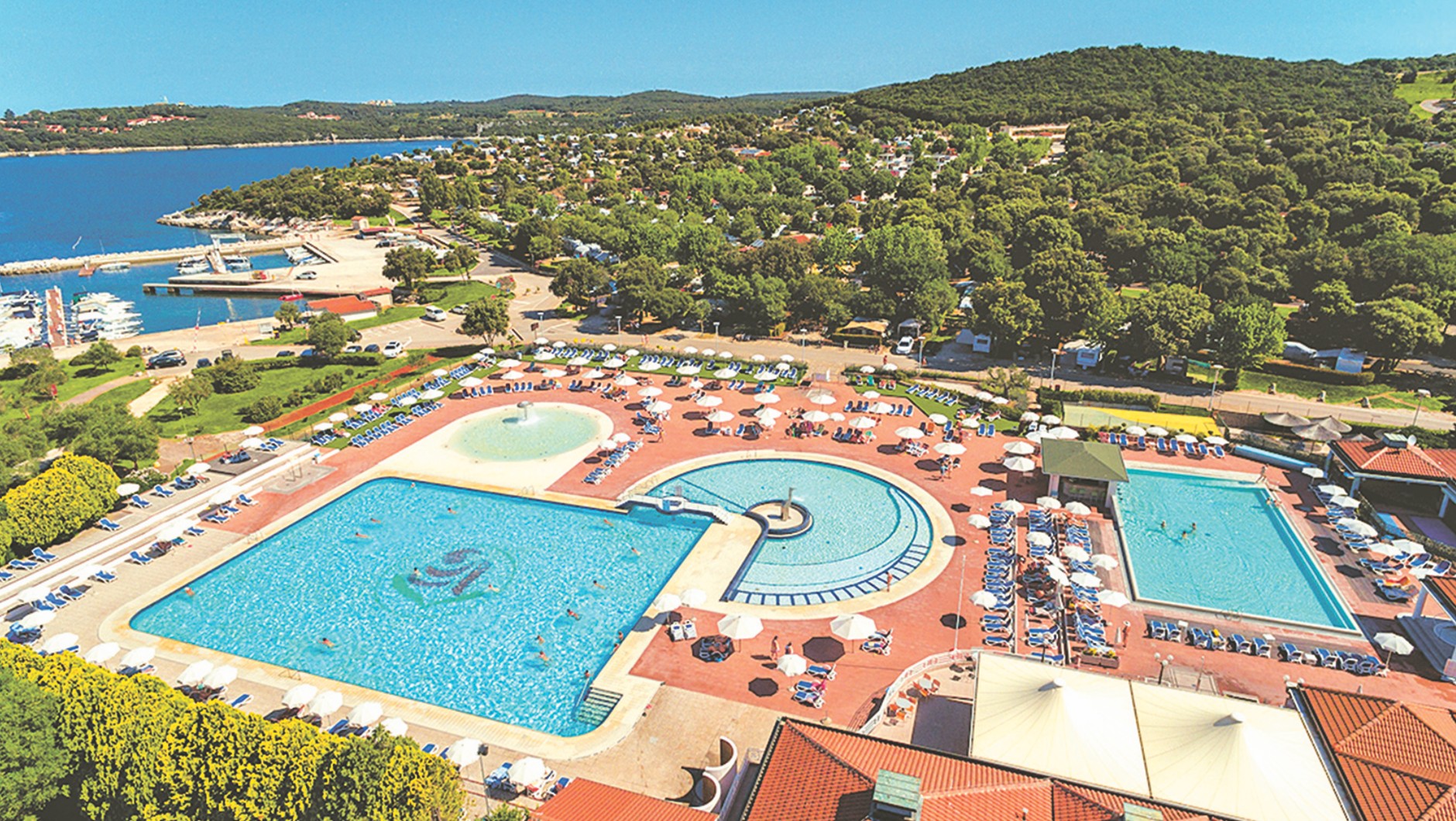 Także FKK-Camping Valalta posiada kompleks basenowy