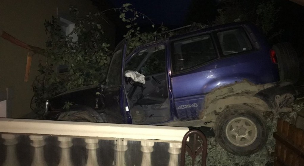 Pijany kierowca Nissanem wjechał na taras domu