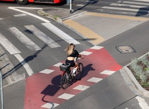 Pasy na drodze to nie zawsze przejścia dla pieszych. Sprawdź, kiedy masz pierwszeństwo