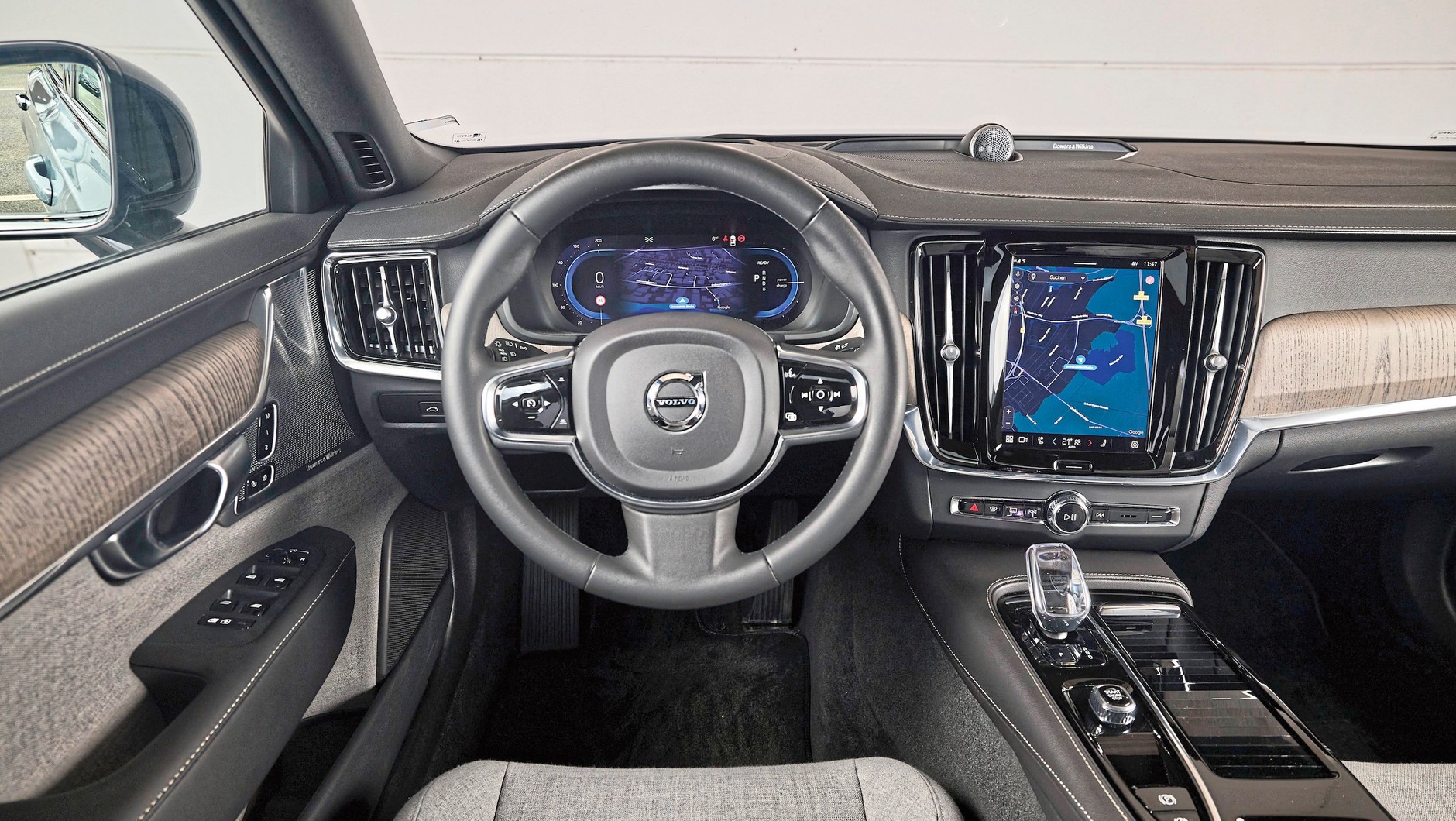 Mercedes E 400 e kontra Volvo S90 T8