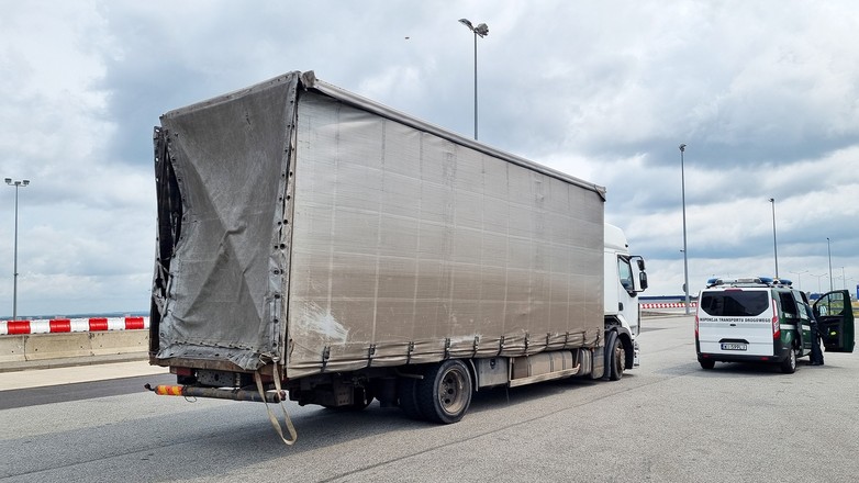 Inspektorzy zatrzymali ciężarówkę z odpadami