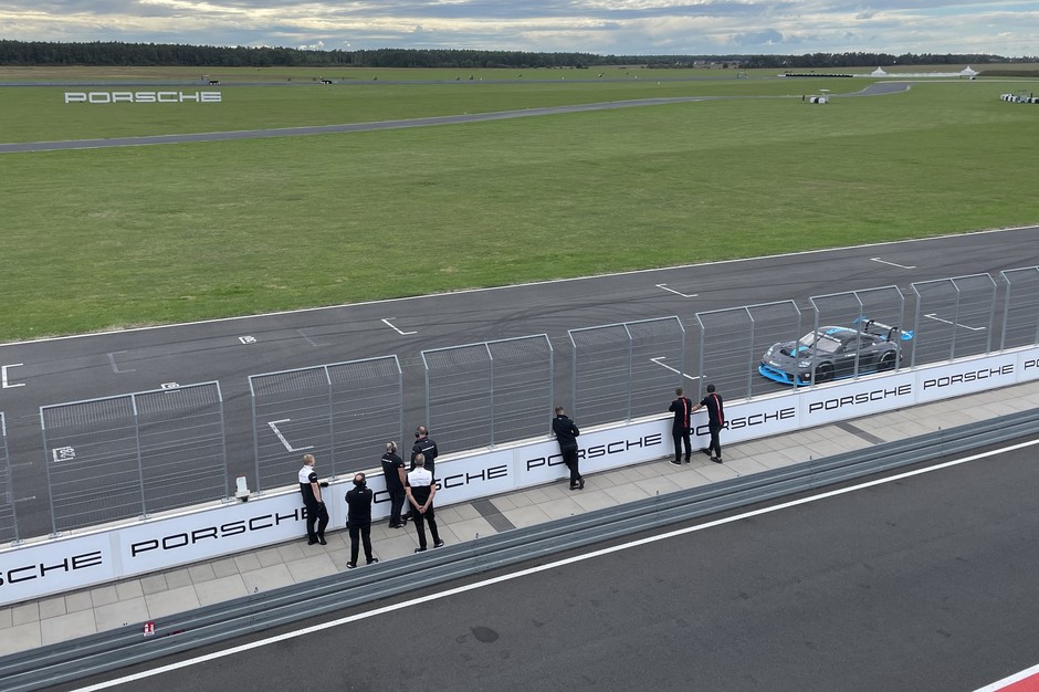 Przejazd Porsche GT4 e-Performance po torze Silesia Ring