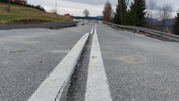 Remont osuniętej DK28 nabiera tempa. Skala prac jest imponująca