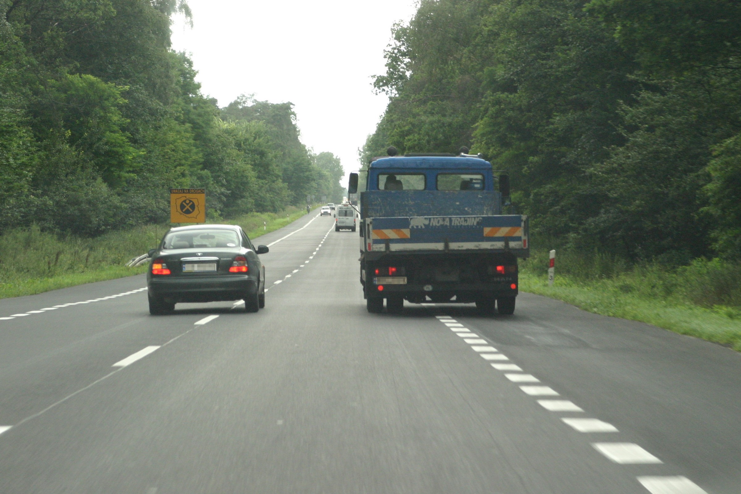 Czy trzeba trzymać włączony kierunkowskaz podczas całego manewru wyprzedzania? Wyjaśniamy przepisy
