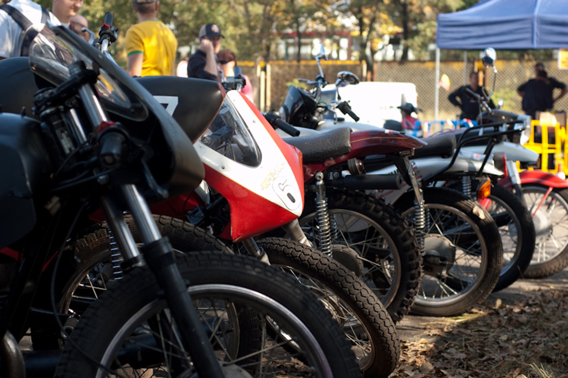 Polskie motocykle i samochody na torze FSO