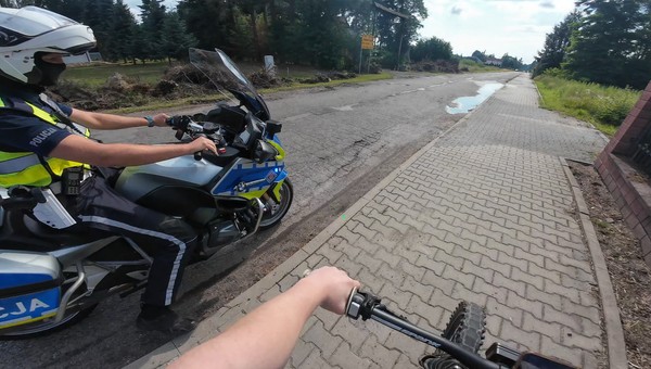 Pościg za nastolatkiem na nielegalnym "e-rowerze" w Pabianicach. Opisujemy tę sytuację w artykule