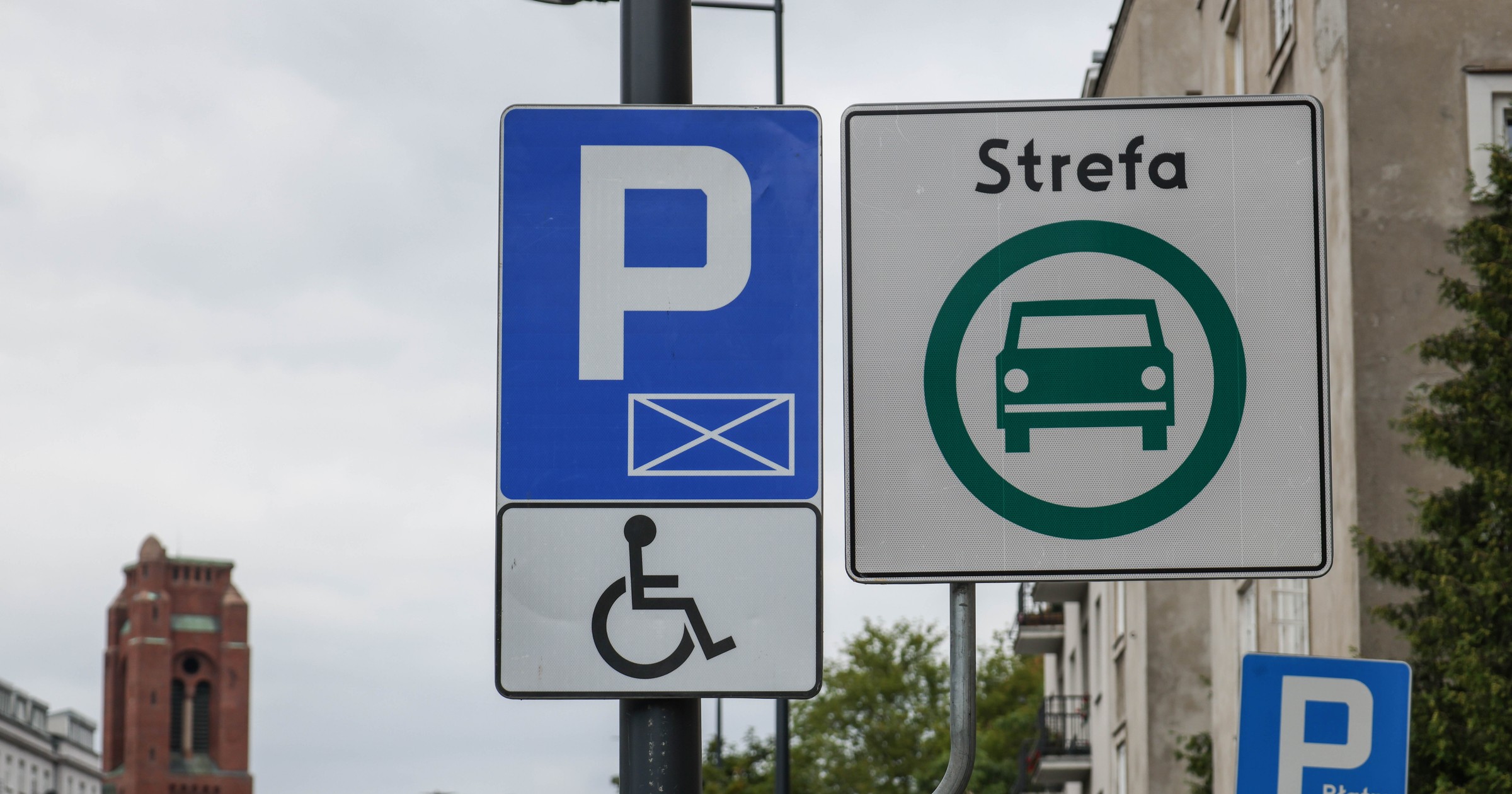 Znak drogowy informujący o strefie czystego transportu na pl. Narutowicza w Warszawie