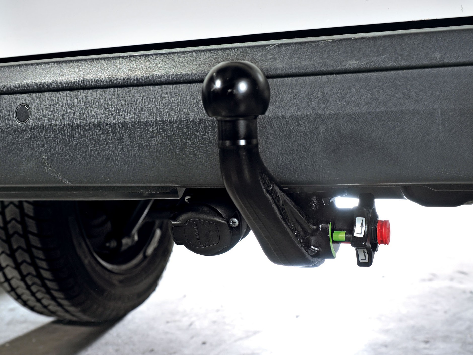 Montaż haka holowniczego krok po kroku