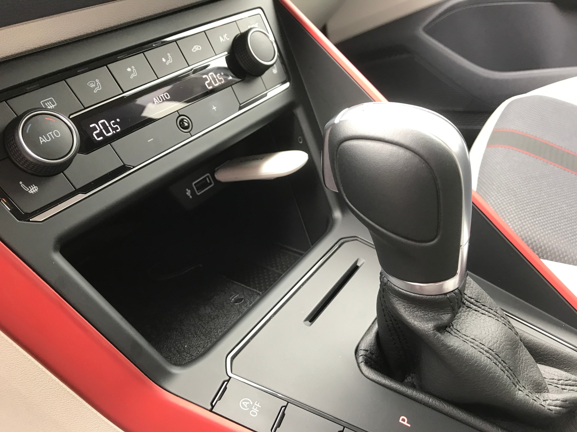 W konsoli miejsce na dwa gniazda USB. Ale jedno zajęte jest przez modem Car Net. VW Polo