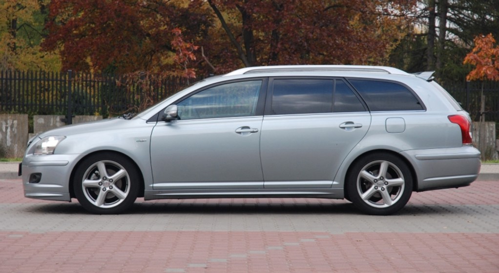 Toyota Avensis 2.2 D-Cat: Dynamiczna i praktyczna, lecz nie bez wad