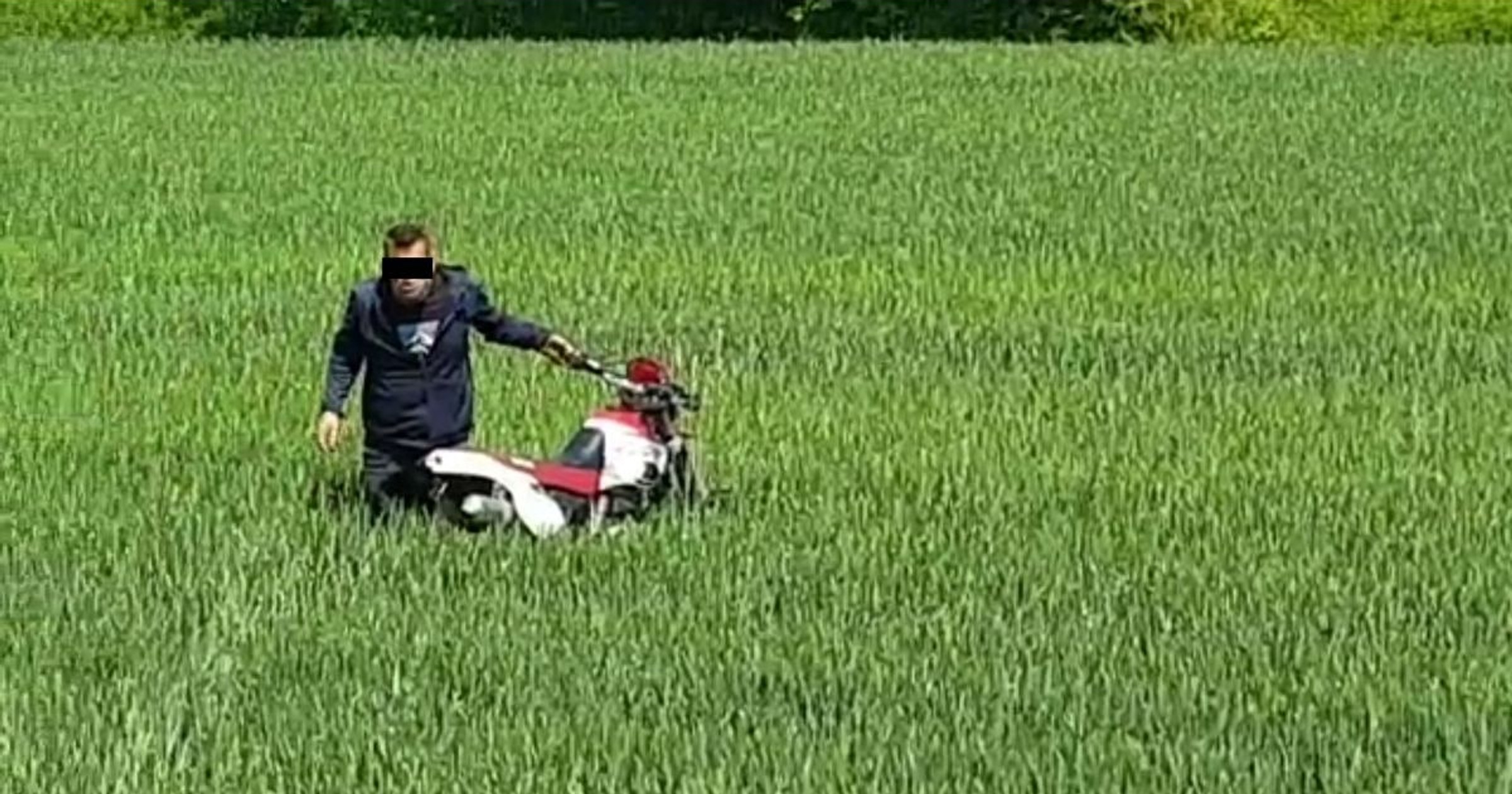 Pijany motocyklista uciekał w pole po kolizji z samochodem osobowym