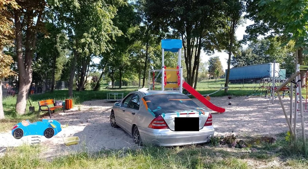 Wjechał na plac zabaw, ale zdołał już z niego wyjechać