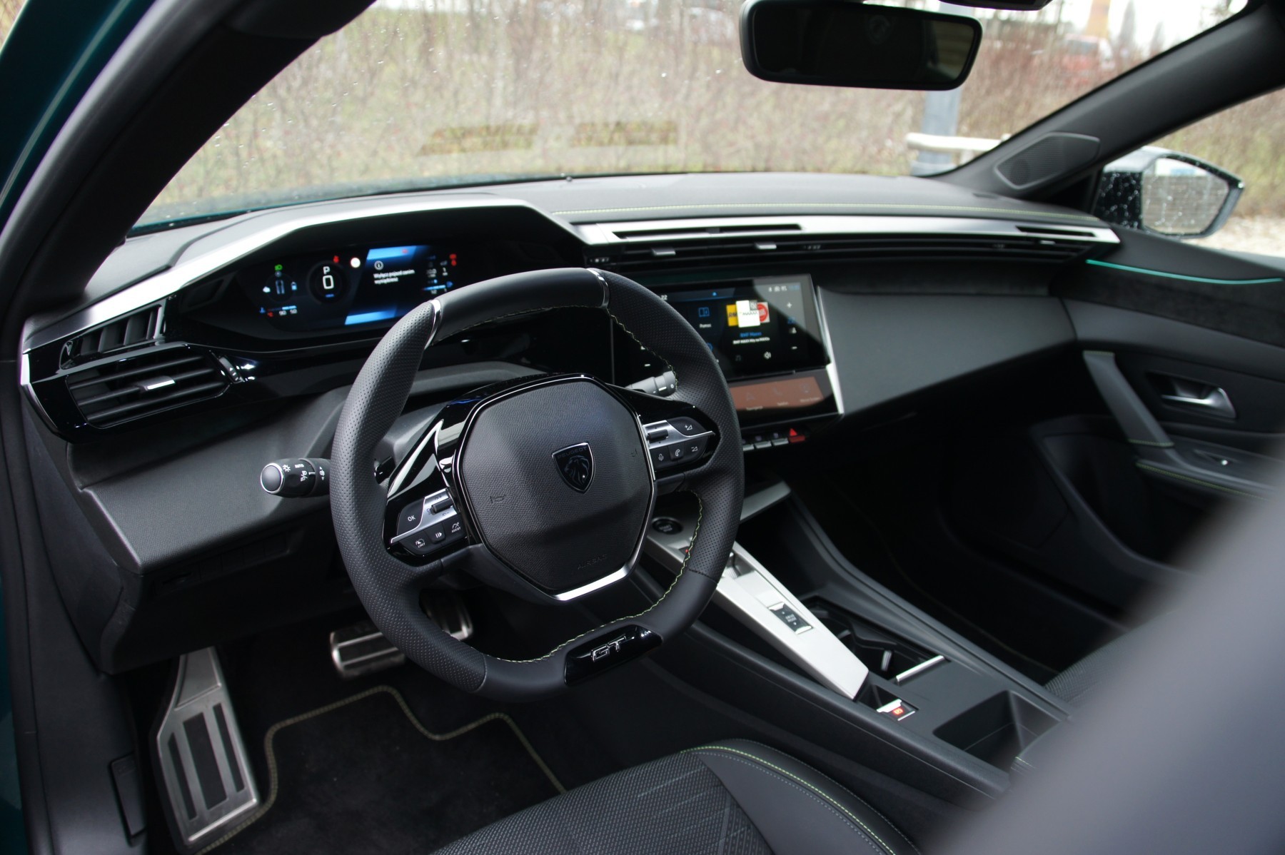 Pozycja za kierownicą Peugeota 308 jest nietypowa przez nisko umieszczoną kolumnę kierowniczą