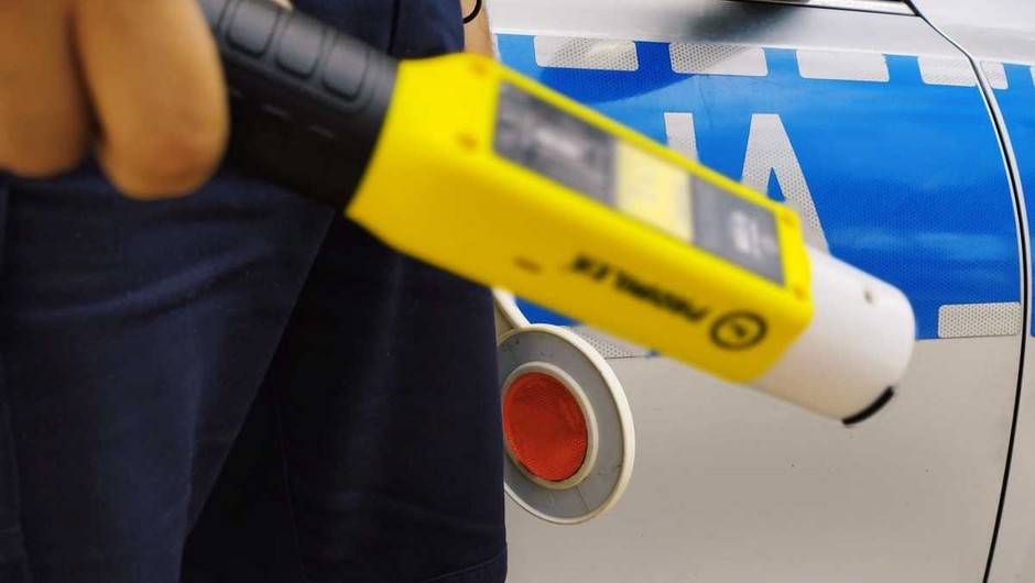 Nietrzeźwy kierowca z dożywotnim zakazem uszkodził barierę drogową