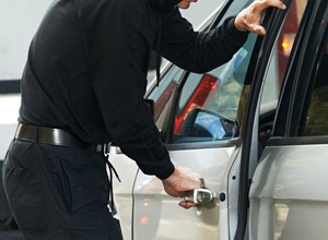 Mniej kradzieży samochodów. Za to częściej giną w mniejszych miejscowościach