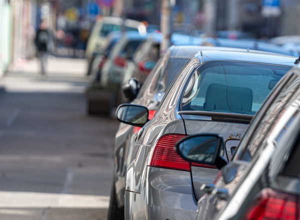 Parkujesz po lewej stronie jezdni? Możesz spodziewać się mandatu
