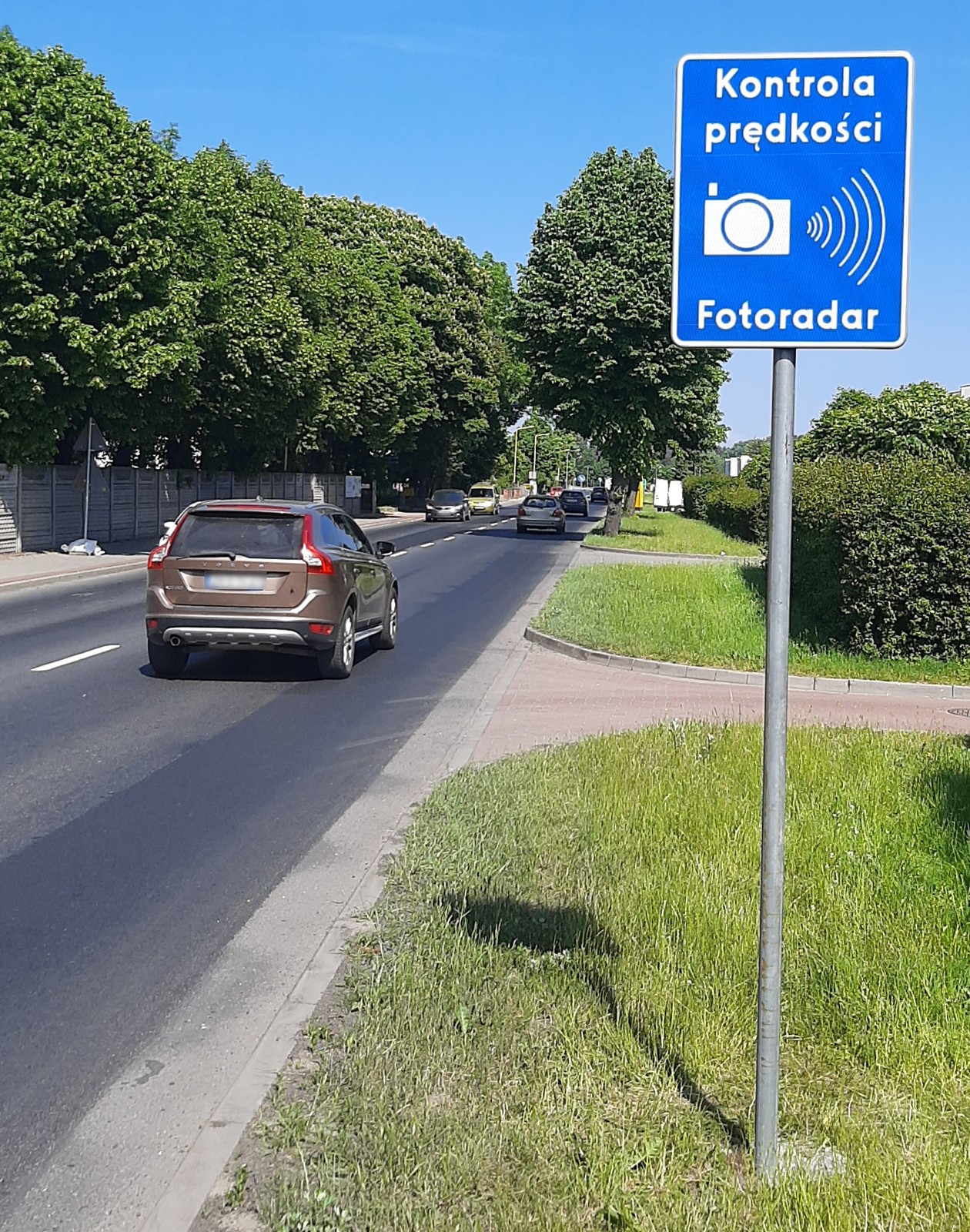 Fotoradary stacjonarne muszą być oznakowane – radiowóz wyposażony w wideoradar nie jest jednak fotoradarem stacjonarnym, nawet jeśli po zaparkowaniu przy drodze może pełnić identyczną funkcję – znaku przed nim wystawiać nie trzeba.