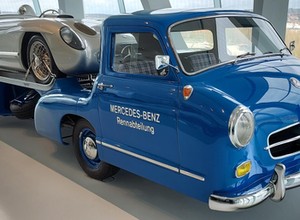 Wyścigowy transporter Mercedesa z 1955 r. Skasowany i odbudowany