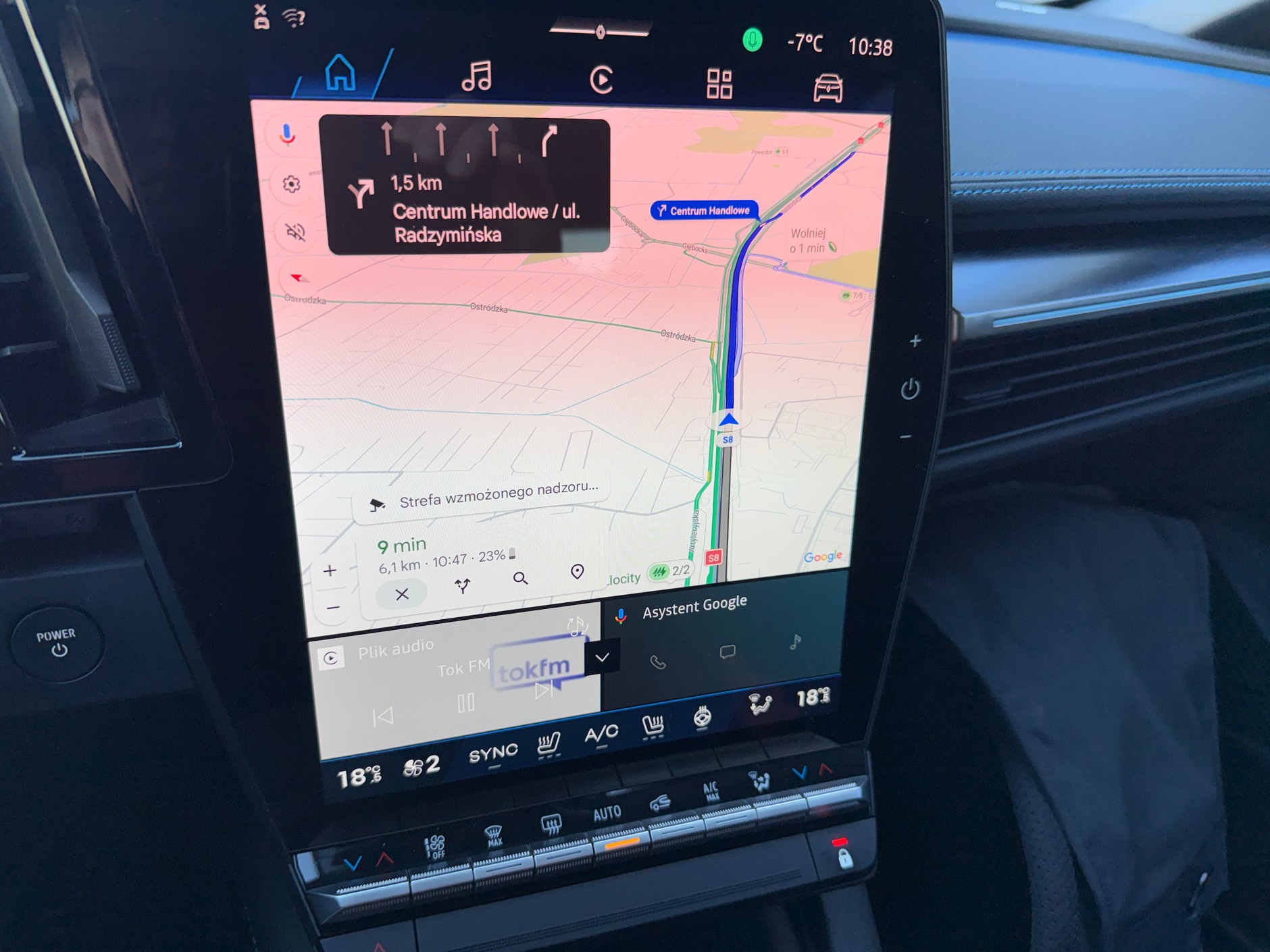 Zintegrowane z autem Mapy Google  pokazują szacunkowy stan naładowania po dotarciu do celu
